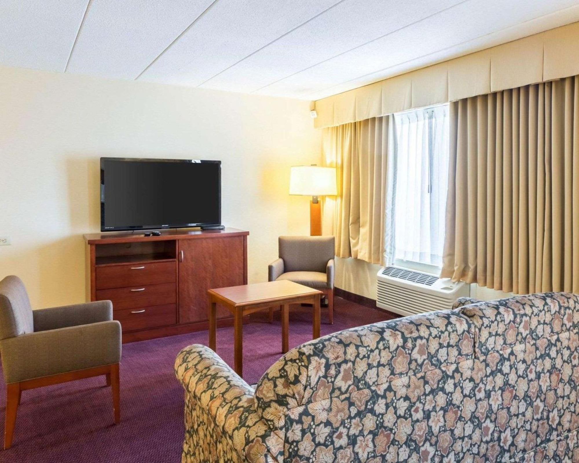 Clarion Hotel Somerset - New Brunswick Exterior foto